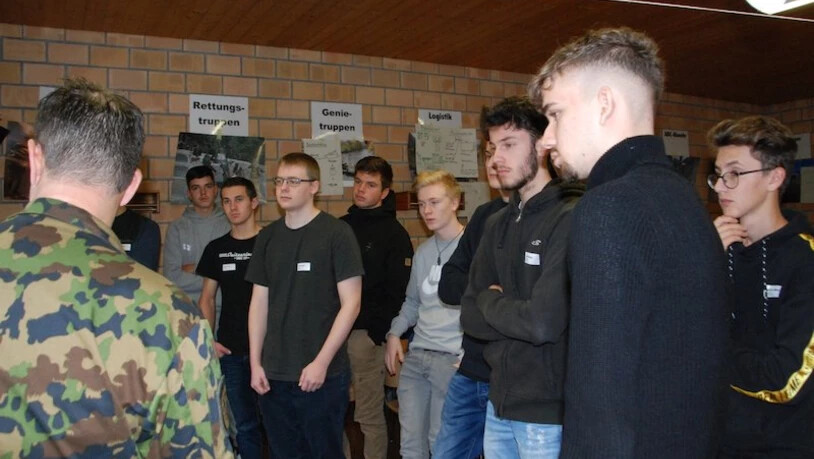 Die angehenden Rekruten zeigten sich am Orientierungstag interessiert.