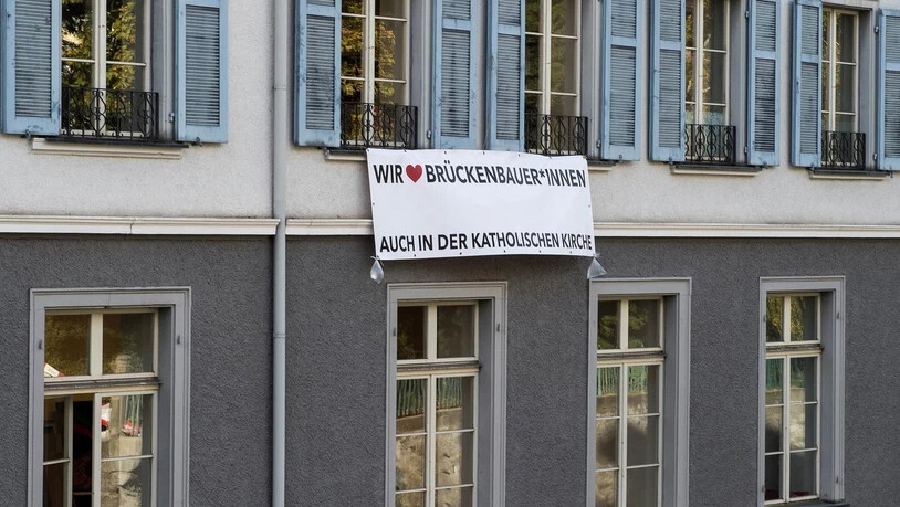 Dieses Plakat hängt an den Fenstern der Landeskirche Graubünden im Welschdörfli in Chur. 