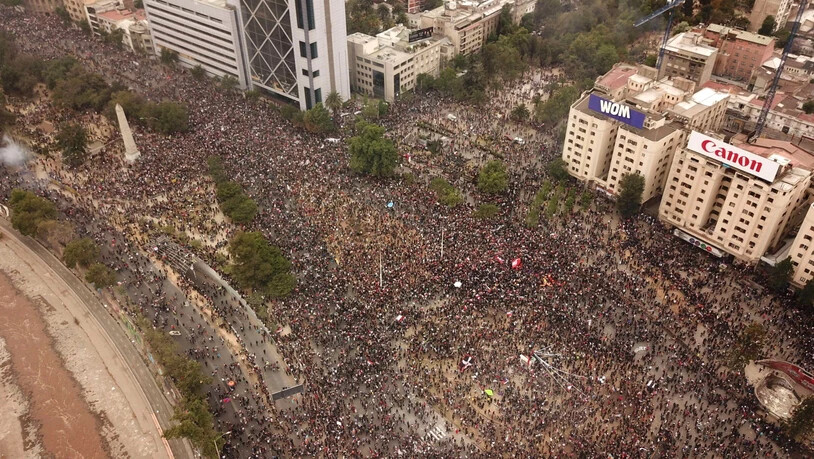Zehntausende demonstrierten am Freitag in Santiago de Chile.