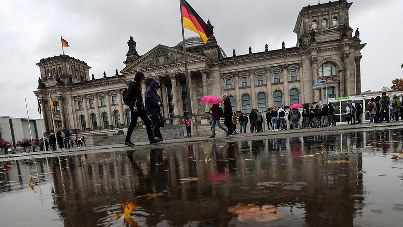 Die Unionsparteien von CDU und CSU sinken laut einer regelmässigen Umfrage in der deutschen Wählergunst leicht. (Archivbild Reichstag Berlin)