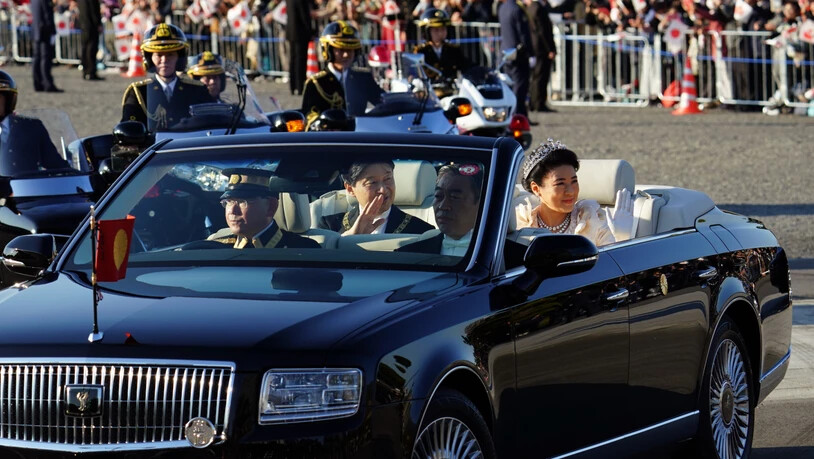 Das neue japanisch Kaiserpaar lässt sich auf den Strassen Tokios vom Volk feiern.
