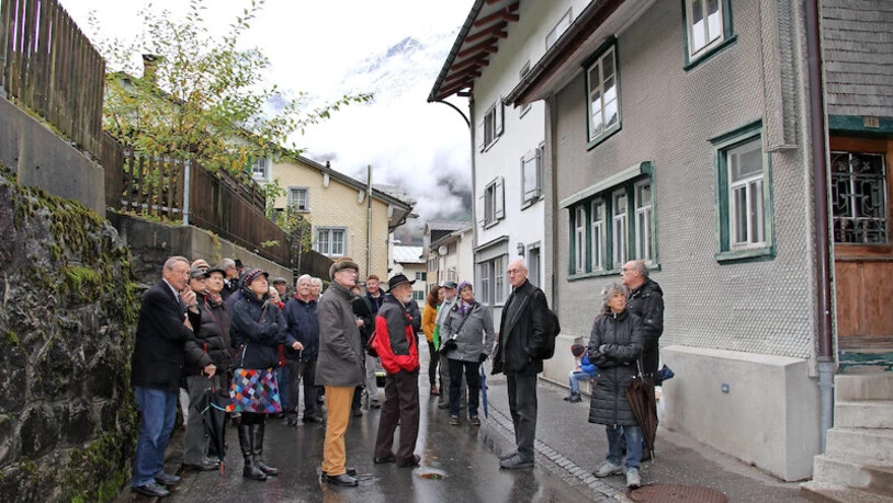 Rund zwei Dutzend Interessierte nehmen am Dorfrundgang teil.