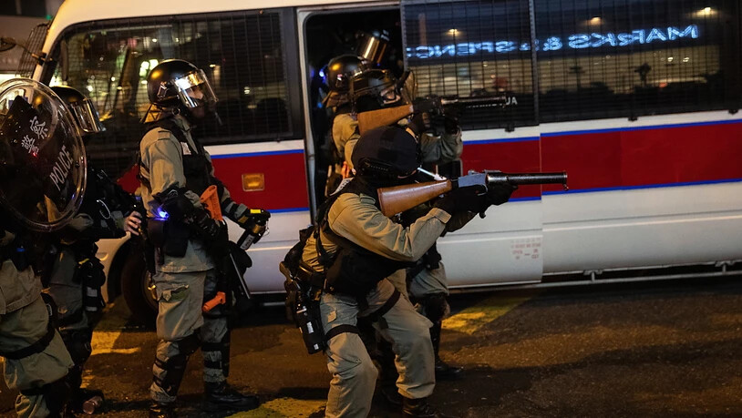 Schwerbewaffnete Polizisten in Hongkong im Einsatz gegen Demonstranten.