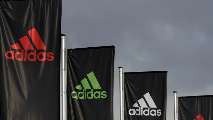 Adidas verlagert einen Teil seiner Produktion nach Asien (Archivbild).
