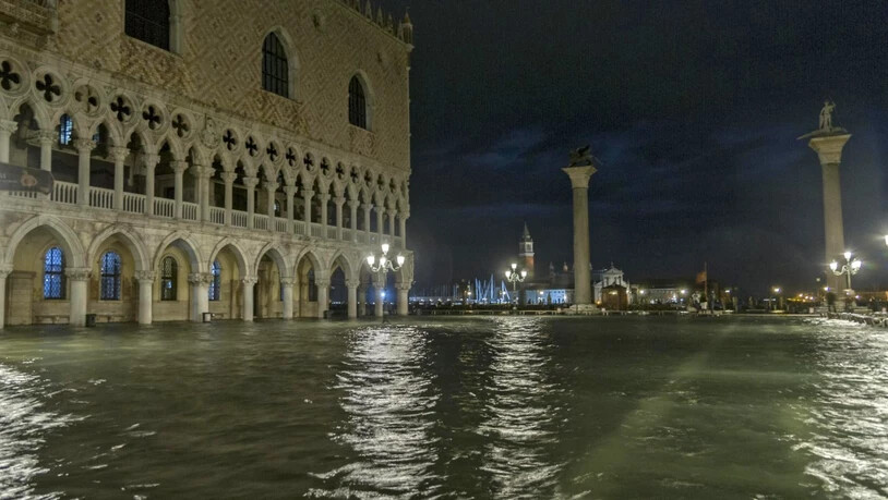 Acqua alta in Piazza San Marco a Venezia (links der Dogenpalast; Aufnahme vom 6. November 2017).