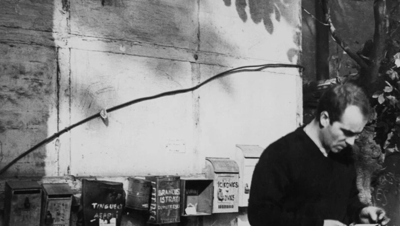 Der junge Künstler Jean Tinguely in der Ateliersiedlung in der Pariser Impasse Ronsin in den späten 1950er-Jahren.