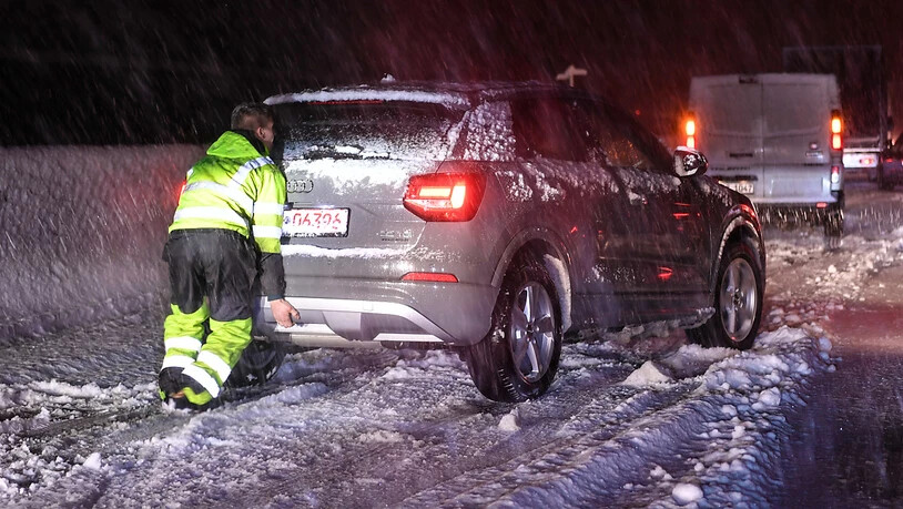 Starke Schneefälle haben in der Nacht auf Mittwoch in Südtirol und in Teilen Österreichs für Probleme gesorgt. Einige Strassen mussten wegen Gefahr durch umstürzende Bäume gesperrt werden, dazu kamen Abschnitte mit Schneekettenpflicht.