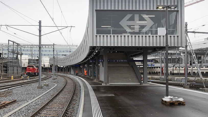 Der Steg bei der neuen Perronverlängerung am Bahnhof Bern. Er führt auf das Gleis 49/50, das bei Bieler Pendlern für Unmut sorgt.