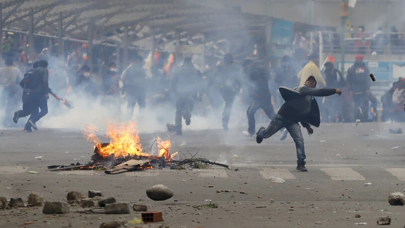 Anhänger des gestürzten bolivianischen Präsidenten Evo Morales werfen in der Hauptstadt La Paz Steine auf Polizisten.