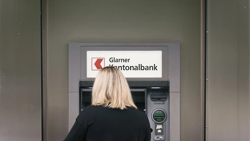 Eine Mikrosteuer für jede Transaktion, zum Beispiel den Geldbezug am Bancomaten: dies strebt eine Volksinitiative an, die am Freitag in Bern vorgestellt wurde. Die Unterschriftensammlung beginnt im Januar 2020. (Archivbild)