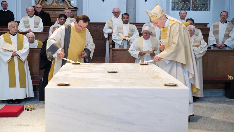 In der Klosterkirche in Disentis wird der neue Altar eingeweiht.