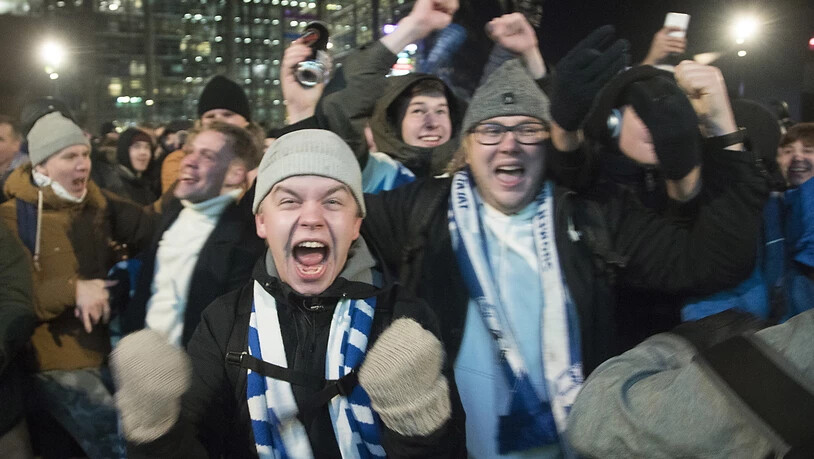 Finnische Fans bejubeln die EM-Qualifikation