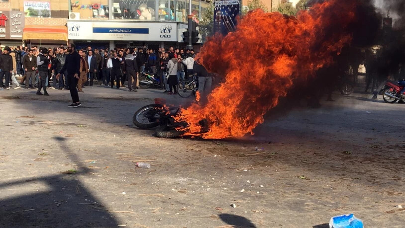 Wegen erhöhter Benzinpreise: Strassenproteste in der zentraliranischen Stadt Isfahan.