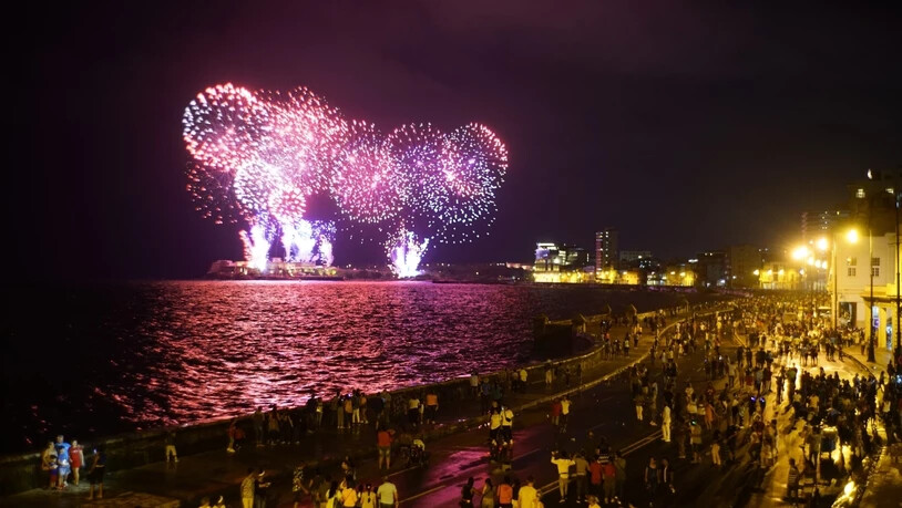 Menschen in Havanna verfolgen das Feuerwerk zum 500. Geburtstag der kubanischen Hauptstadt von der weltberühmten Uferpromenade El Malecón aus.