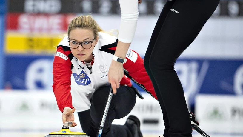 Die Schweizer Nummer 4 Alina Pätz bei einer behutsamen Steinabgabe