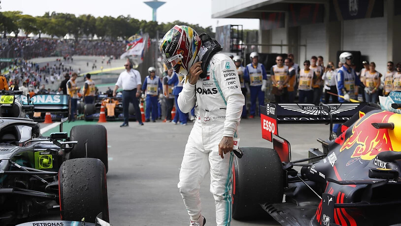 Der seit zwei Wochen als Weltmeister feststehende Lewis Hamilton fuhr zwar als Dritter über die Ziellinie, der Brite erhielt wegen einem regelwidrigen Überholmanöver aber noch eine fünfsekündige Zeitstrafe aufgebrummt und fiel auf Platz 7 zurück. Den…