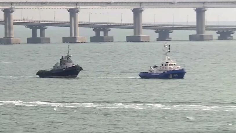 Schlepper haben die ukrainischen Kriegsschiffe (l) am Wochenende von der Halbinsel Krim zur Übergabe an die ukrainische Marine ins Meer gezogen. Die Übergabe erfolgte dem Vernehmen nach in neutralen Gewässern des Schwarzen Meeres. (Bild vom 17. November)