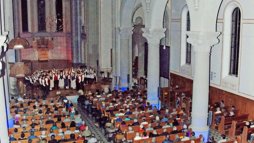 Spezielles Ambiente: Die Stadtkirche Glarus ist bis auf den letzten Platz besetzt, wo die Zuhörerinnen und Zuhörer den Glarner Jodlerinnen und Jodlern bei Adolf Stählis «E Gschänkte Tag» lauschen.