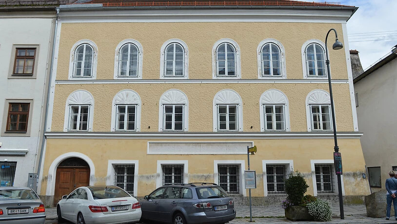 Die Polizei soll im österreichischen Braunau in das Geburtshaus Hitlers einziehen, und so der Erinnerung an den Nationalsozialismus entzogen werden. (Archivbild)