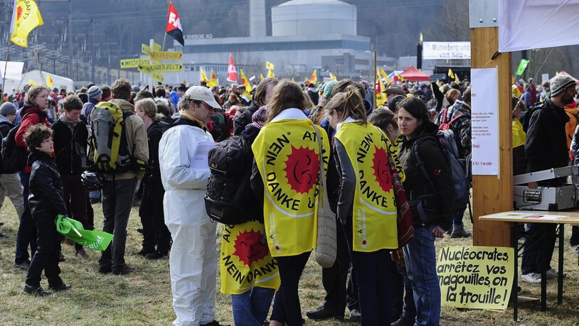 "Menschenstrom gegen Atom" war das Motto einer Kundgebung vor dem AKW Mühleberg im Jahr 2012, an der sich rund 10'000 Menschen beteiligten. (Archivbild)