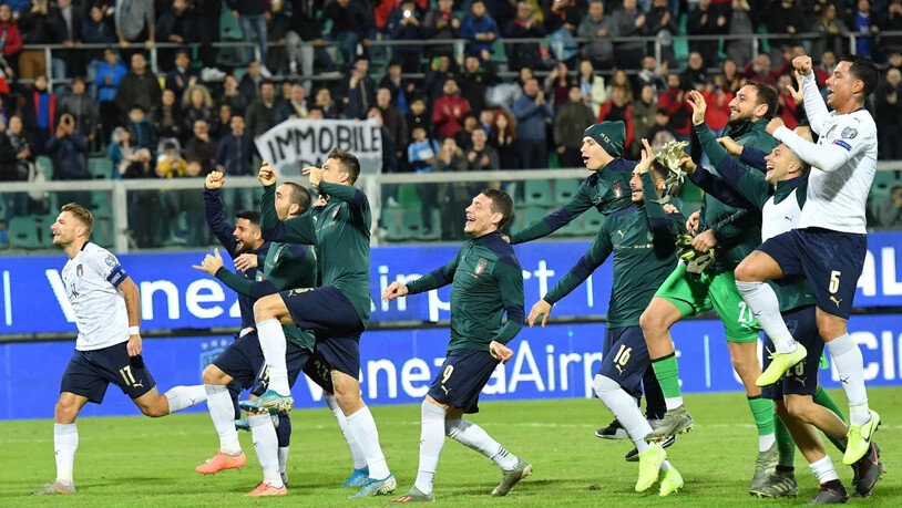 Die italienische Nationalmannschaft liess sich in Palermo nach dem zehnten Sieg im zehnten Spiel - dem 9:1 gegen Armenien - von den Fans feiern