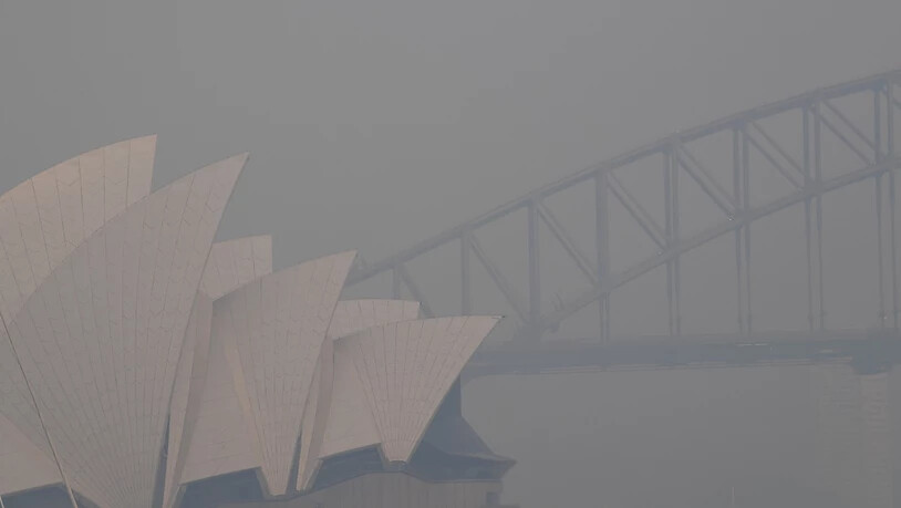 Die Millionen-Metropole Sydney an der Ostküste Australiens war am Donnerstag in Rauchwolken gehüllt. Inzwischen reichen die Flammen bis auf 100 Kilometer an Sydney heran.