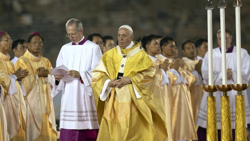 Bei einer Messe in Bangkok sprach der Papst von "Knaben, Mädchen und Frauen, die der Prostitution und dem Menschenhandel ausgesetzt sind und in ihrer ureigentlichen Würde gedemütigt werden".