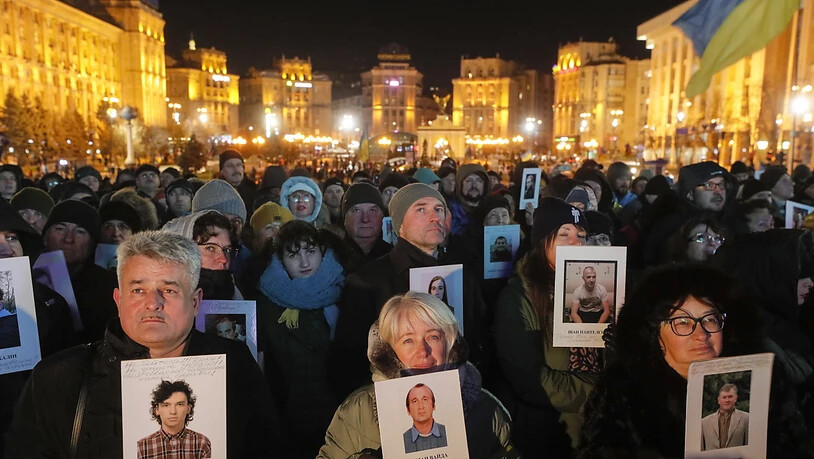 Tausende protestieren am Donnerstagabend in Kiew, um bei der Annäherung zu Russland nicht zu grosse Zugeständnisse zu machen.