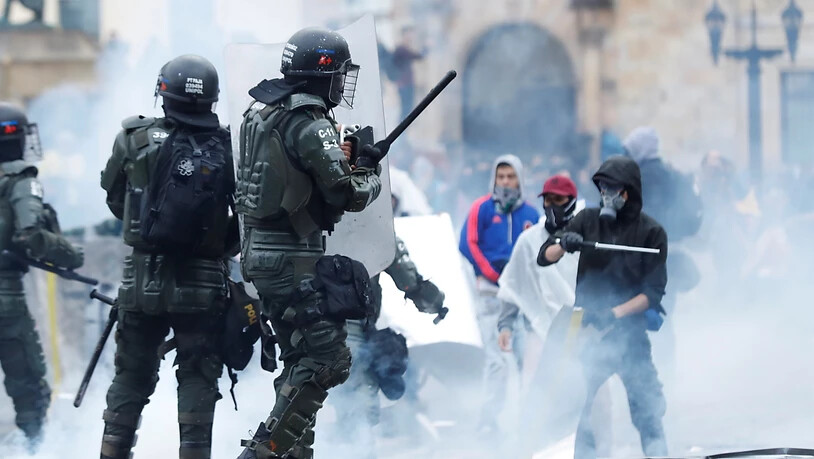 Auf dem zentralen Bolivar-Platz in der kolumbianischen Hauptstadt Bogotá gingen Sicherheitskräfte am Donnerstag (Ortszeit) gegen Randalierer vor.