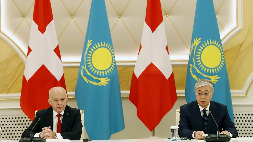 Bundespräsident Ueli Maurer und der kasachische Präsident Kassym-Schomart Tokayew an der Medienkonferenz nach ihrem Arbeitsgespräch.