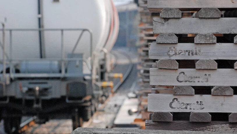 Unter freiem Himmel: In früheren Jahren transportiert die Eternit Rohmaterial und Produkte mit der Eisenbahn. 