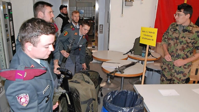 «Abgeben!»: Nachdem die Wehrleute ihr Armeematerial im Zeughaus zurückgegeben haben, wird im «Adler» gefeiert.