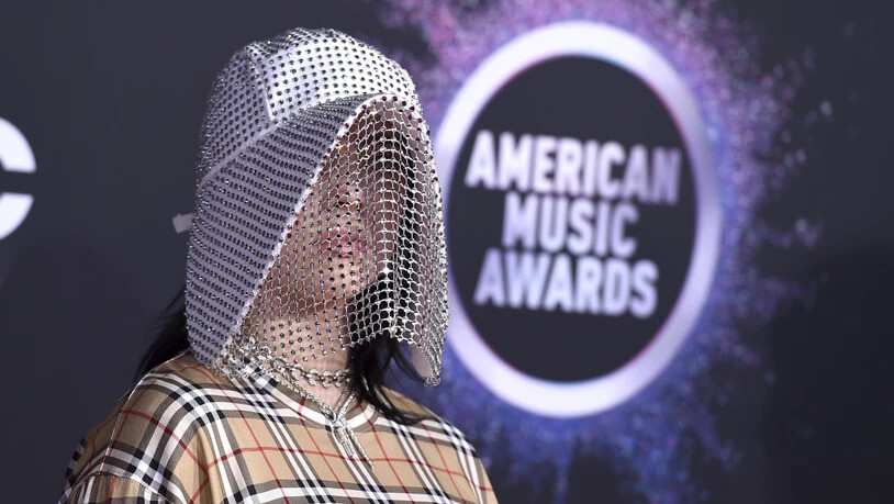 Die US-Sängerin Billie Eilish (17) bei der Ankunft zur Verleihung der American Music Awards in Los Angeles.