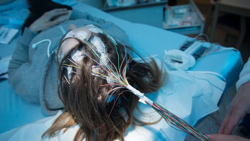 Mittels Elektroden auf der Kopfhaut können Forschende Gehirnströme messen. (Symbolbild)