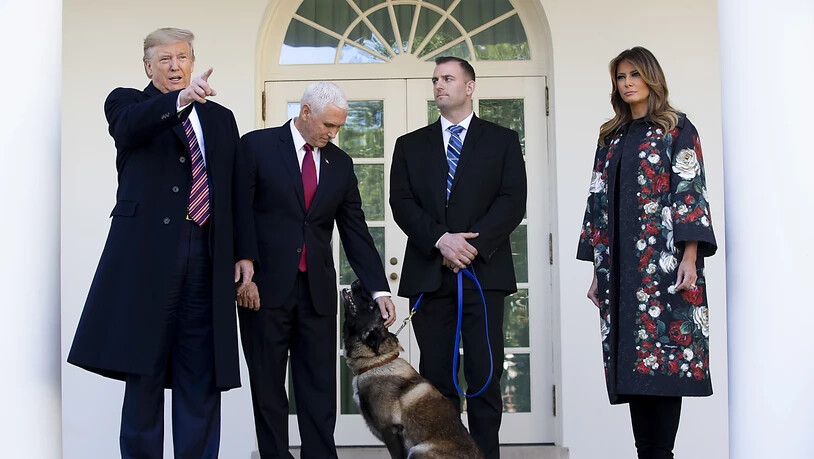 US-Präsident Donald Trump (l.), dessen Frau Melania (r.) und Vizepräsident Mike Pence (2. v. l.) posieren mit Conan vor dem Weissen Haus.