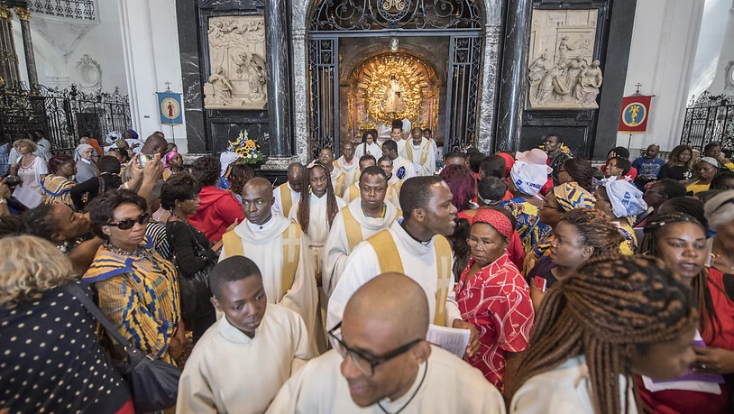 Die Katholische Kirche verzeichnet dank Einwanderung Neueintritte. Im Bild in der Schweiz lebende Afrikanerinnen und Afrikaner auf einer Wallfahrt 2017 in Einsiedeln. Doch die Austritte lassen sich damit längst nicht kompensieren. (Archivbild)
