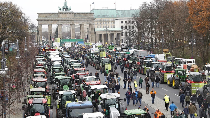 Deutsche Landwirte protestieren am Dienstag in Berlin mit ihren Traktoren gegen die Agrarpolitik der Regierung.