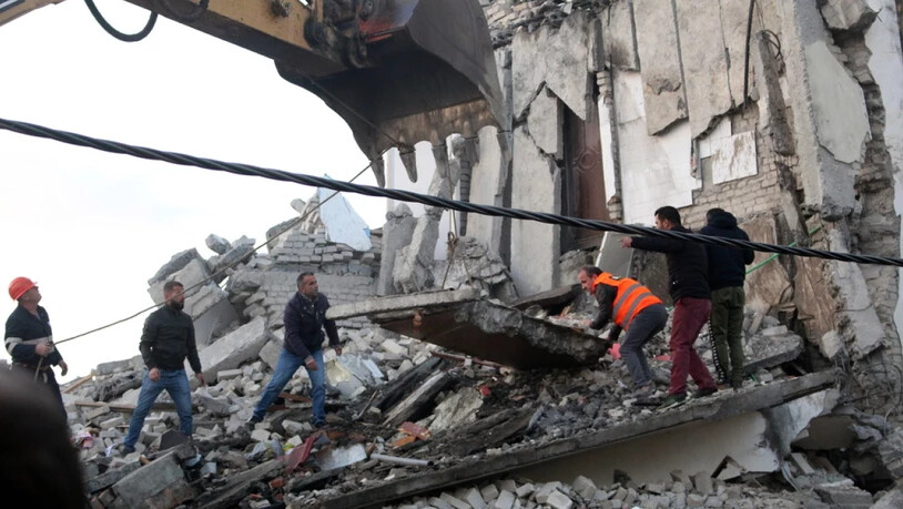 Suche nach Verschütteten in Thumane nach dem Erdbeben.