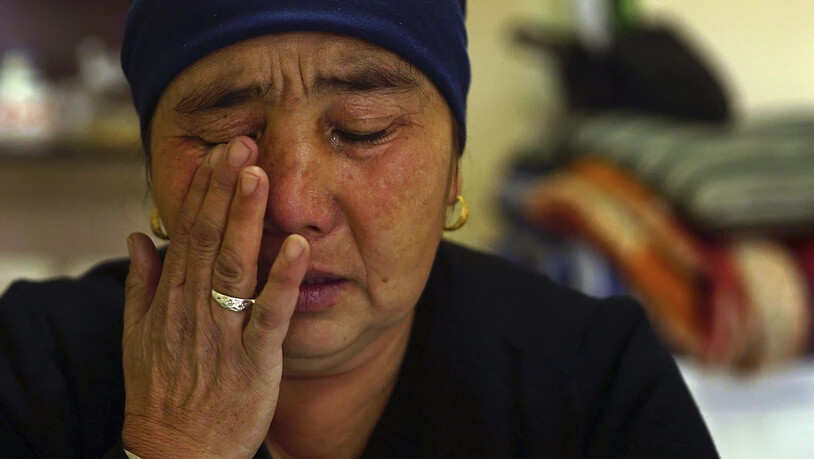 Die Mutter einer uigurischen Lager-Gefangenen während eines Interviews mit dem kasachischen Fernsehen am 6. Dezember 2018. Die von Peking so genannten Umerziehungslager sind aus Sicht von Menschenrechtlern eigentliche Konzentrationslager für die…