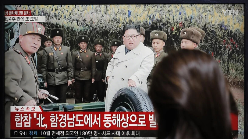 Das Fernsehen zeigt eine Archivaufnahme des nordkoreanischen Machthabers Kim Jong Un. (Archivbild)