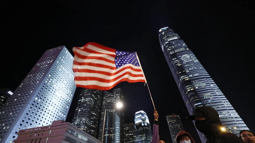 Protestierende in Hongkong schwenken die US-Fahne als Reaktion zum Entscheid des US-Präsidenten.
