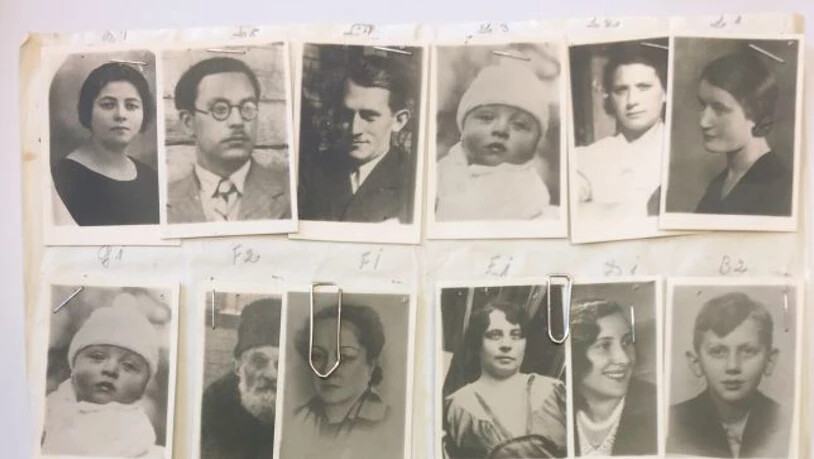 Von der Fremdenpolizei beschlagnahmte Passfotos in einer Schweizer Wohnung. Pässe erhielten die Abgebildeten nicht, den Holocaust haben sie wohl nicht überlebt.
