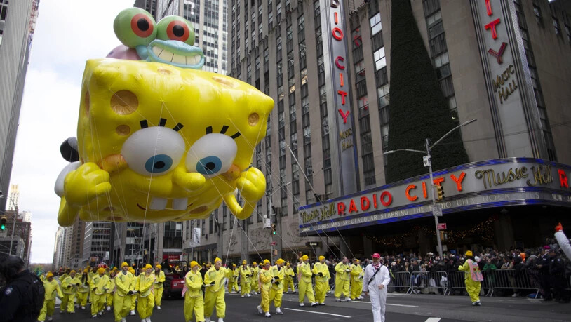 Die teilweise mehr als 15 Meter hohen Ballons, hier SpongeBob, schwebten deutlich tiefer über das New Yorker Pflaster als in den Vorjahren.
