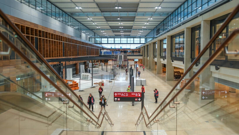 Noch gibt es viel zu tun: Das Terminalgebäude des neuen Berliner Flughafens Berlin Brandenburg Willy Brandt (BER). (Archivbild)