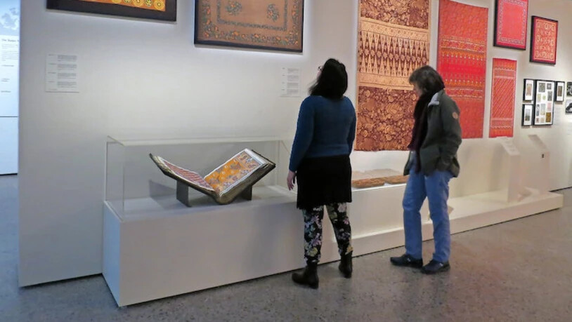 Einblick in die Geschichte der Indiennes: Besucherinnen bestaunen Exponate aus dem Kanton Glarus.