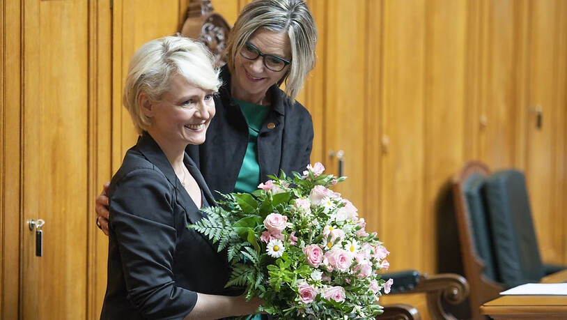 Alterspräsidentin Maya Graf (Grüne/BL, rechts) gratuliert der mit einem Rekordresultat gewählten neuen Nationalratspräsidentin Isabelle Moret (FDP/VD).