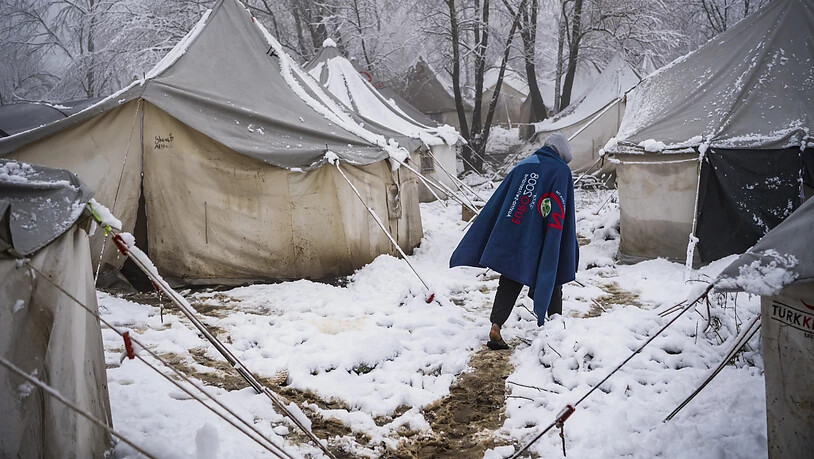 Die etwa 600 Bewohner des Flüchtlingslagers Vućjak in Bosnien fordern angesichts des einsetzenden Schneefalls, das Lager verlassen zu dürfen.