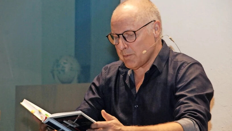 Lesung in Glarus: Autor Steven Schneider erzählt in der Landesbibliothek, wie die Männerwelt funktioniert.