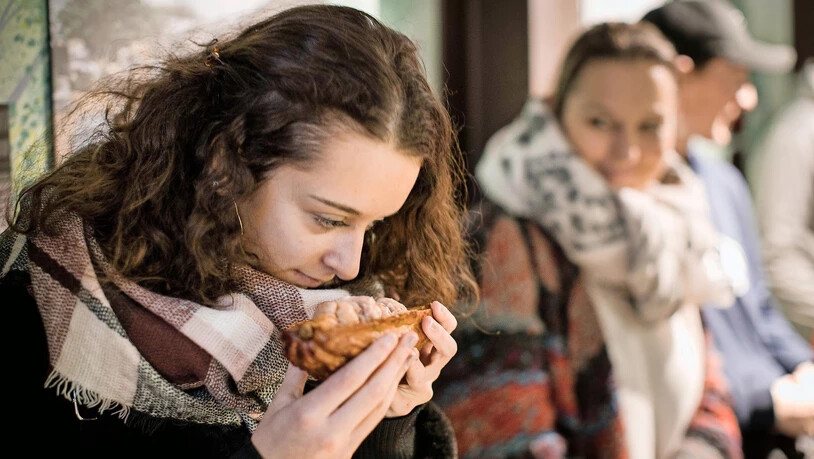 Die Kantischülerin Shayla Vilardi schnuppert auf dem Rundgang in Bilten an einer Kakaobohne.