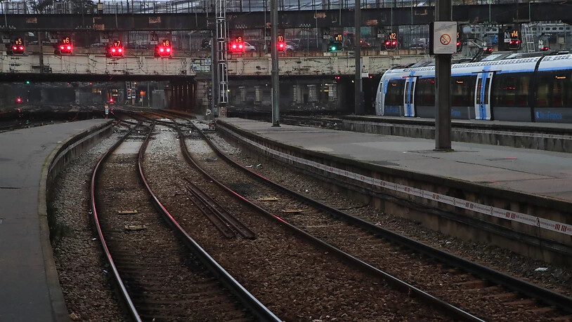 Die Signale stehen auf Rot: Der angekündigte Generalstreik hat den Bahnverkehr lahmgelegt. (AP Photo/Michel Euler)